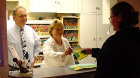 Os funcionários adoram distribuir exemplares de O Caminho para a Felicidade aos seus clientes e colegas.